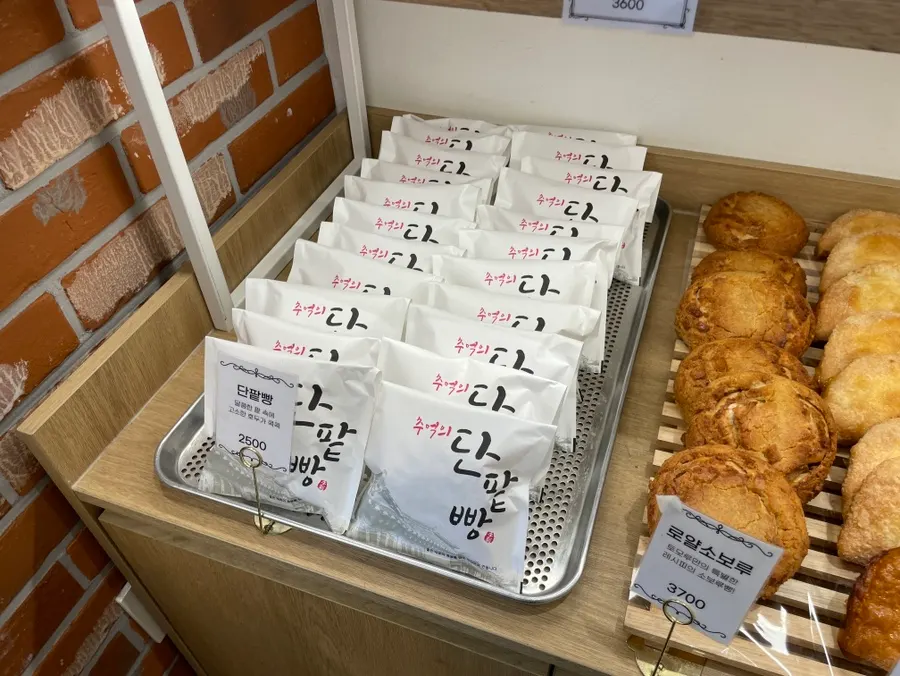 A variety of bread at Tomoru Bakery in Songdo