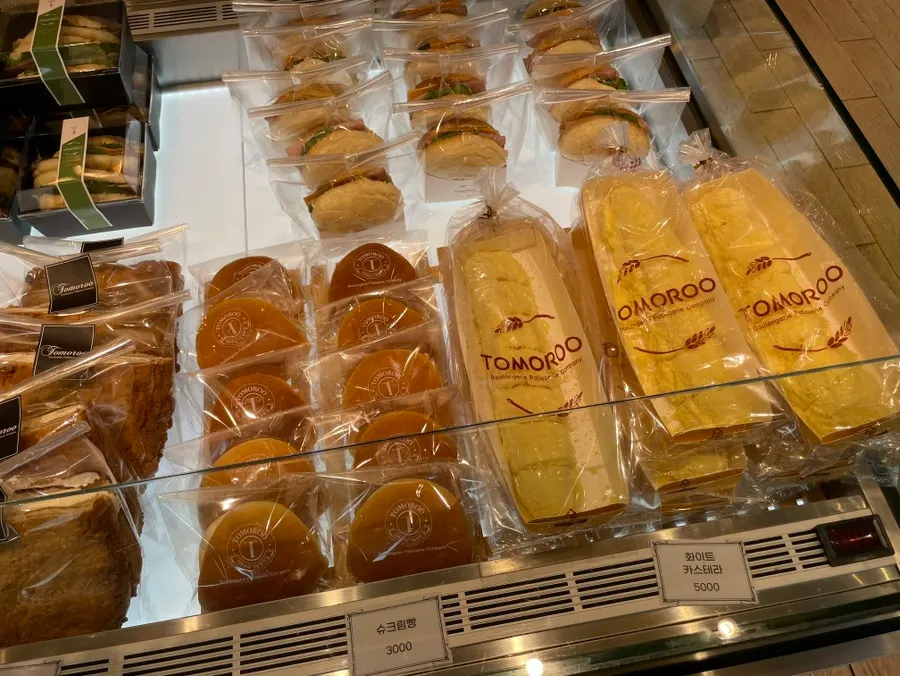 Refrigerated showcase holding cream-filled bread