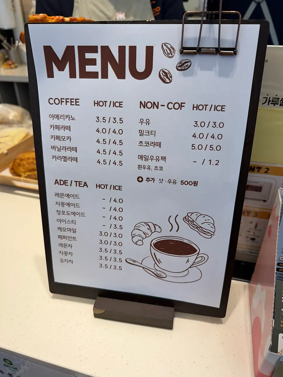 Tomoru Bakeryの店内に飾られた表彰状と賞状