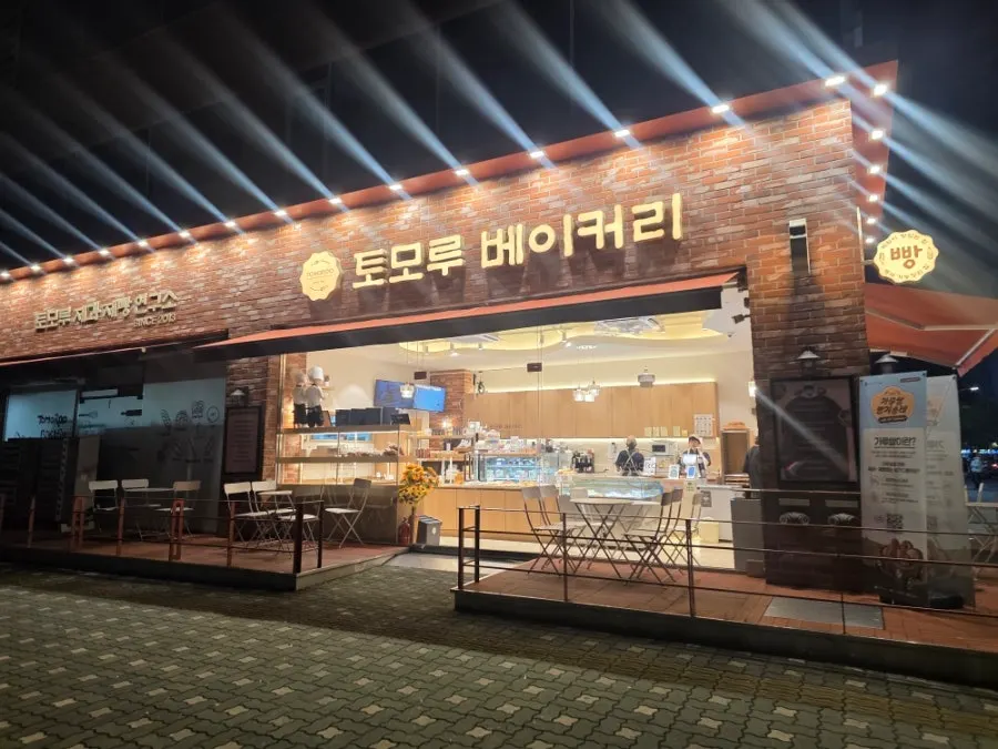 토모루베이커리 매장 내부 진열대