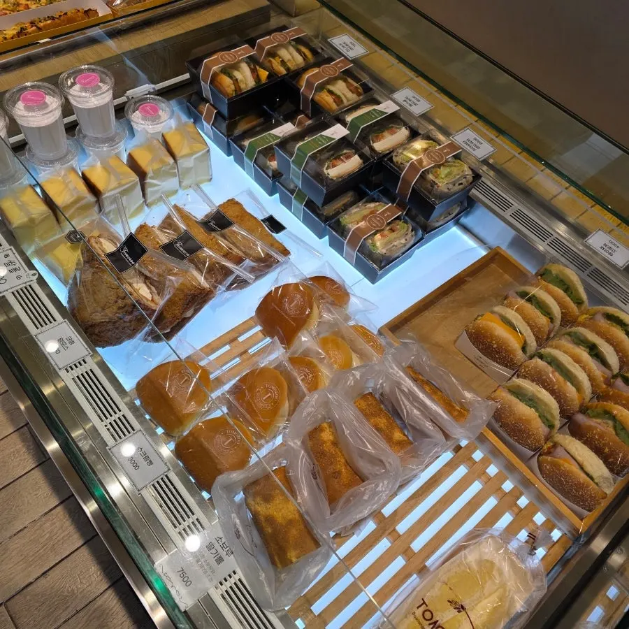 Tomoru Bakery baking-related display