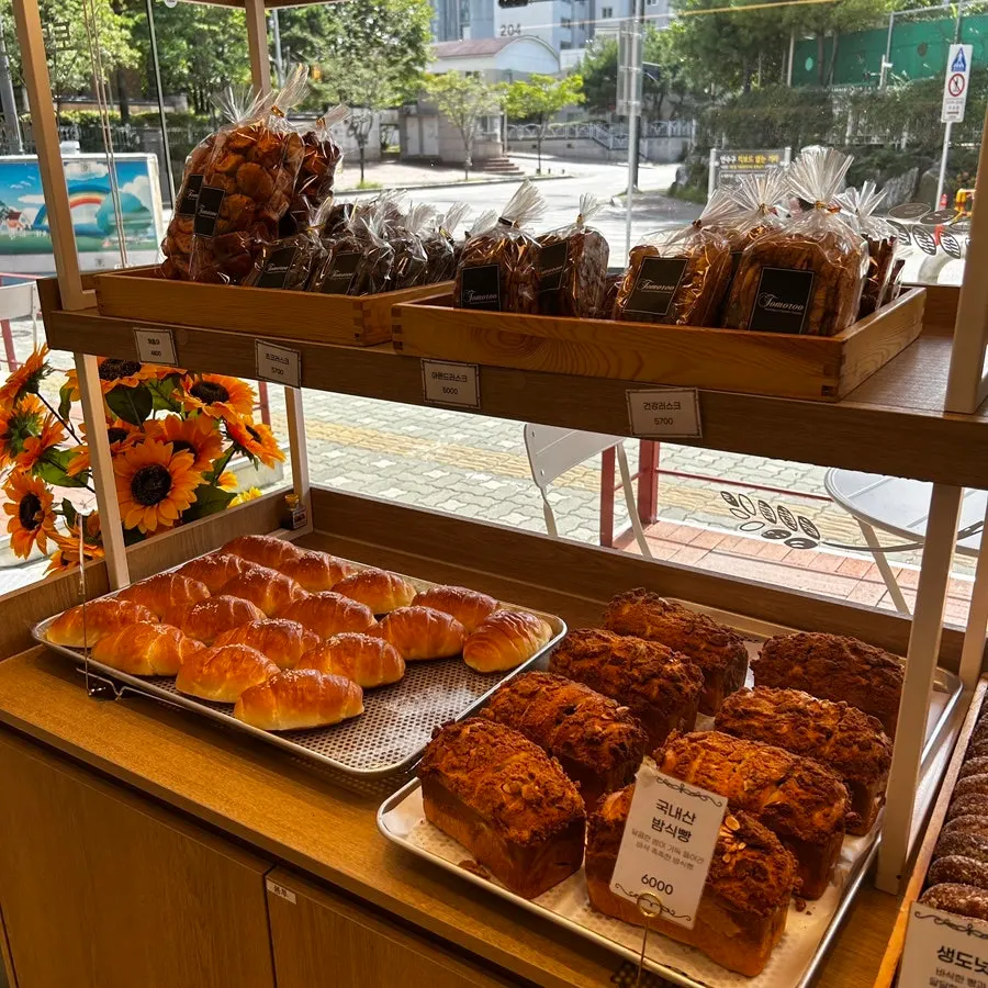 Bakery bread display