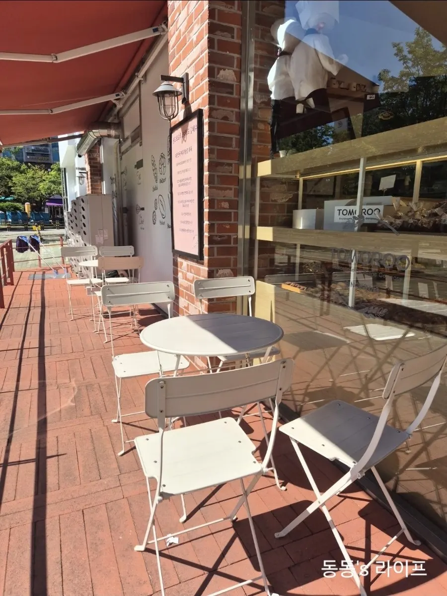 Entrance to Tomoru Bakery with outdoor terrace seating