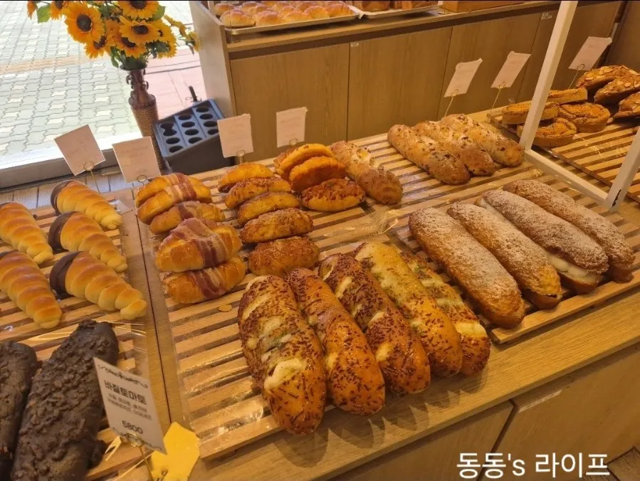 Display shelf with baguettes and campagne