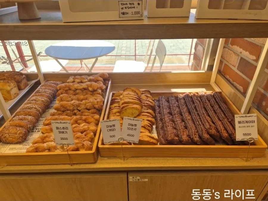Sweet buns displayed at Tomoru Bakery