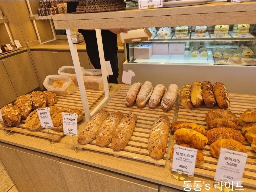 Last corner of the bread display at Tomoru Bakery