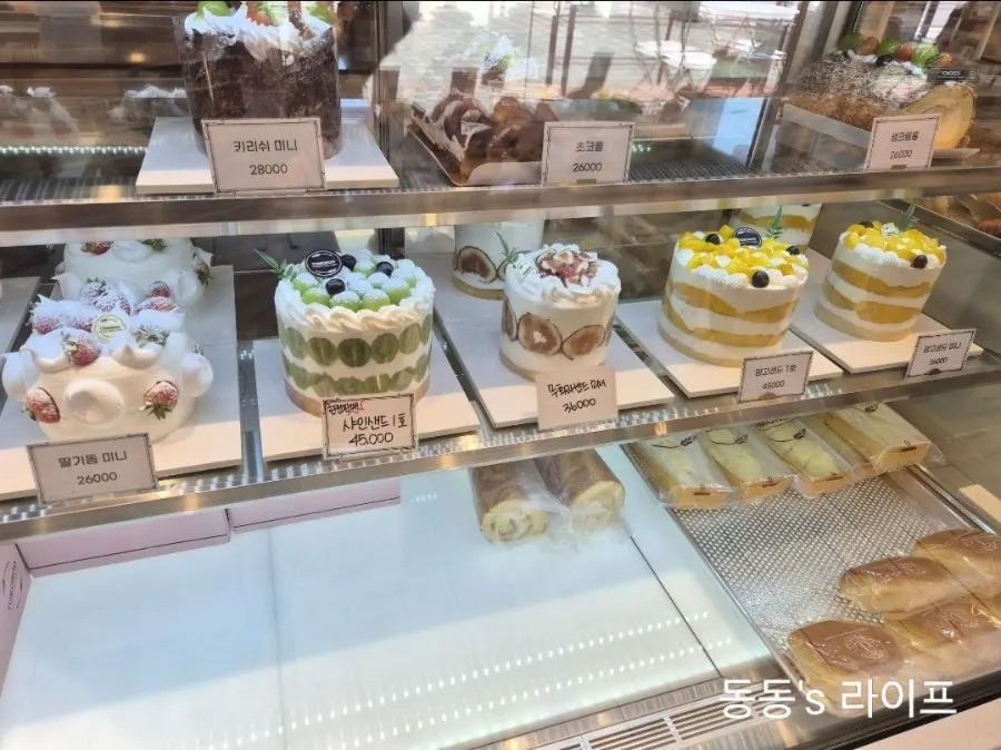 Fruit-topped cakes priced around ₩40,000 in the display case