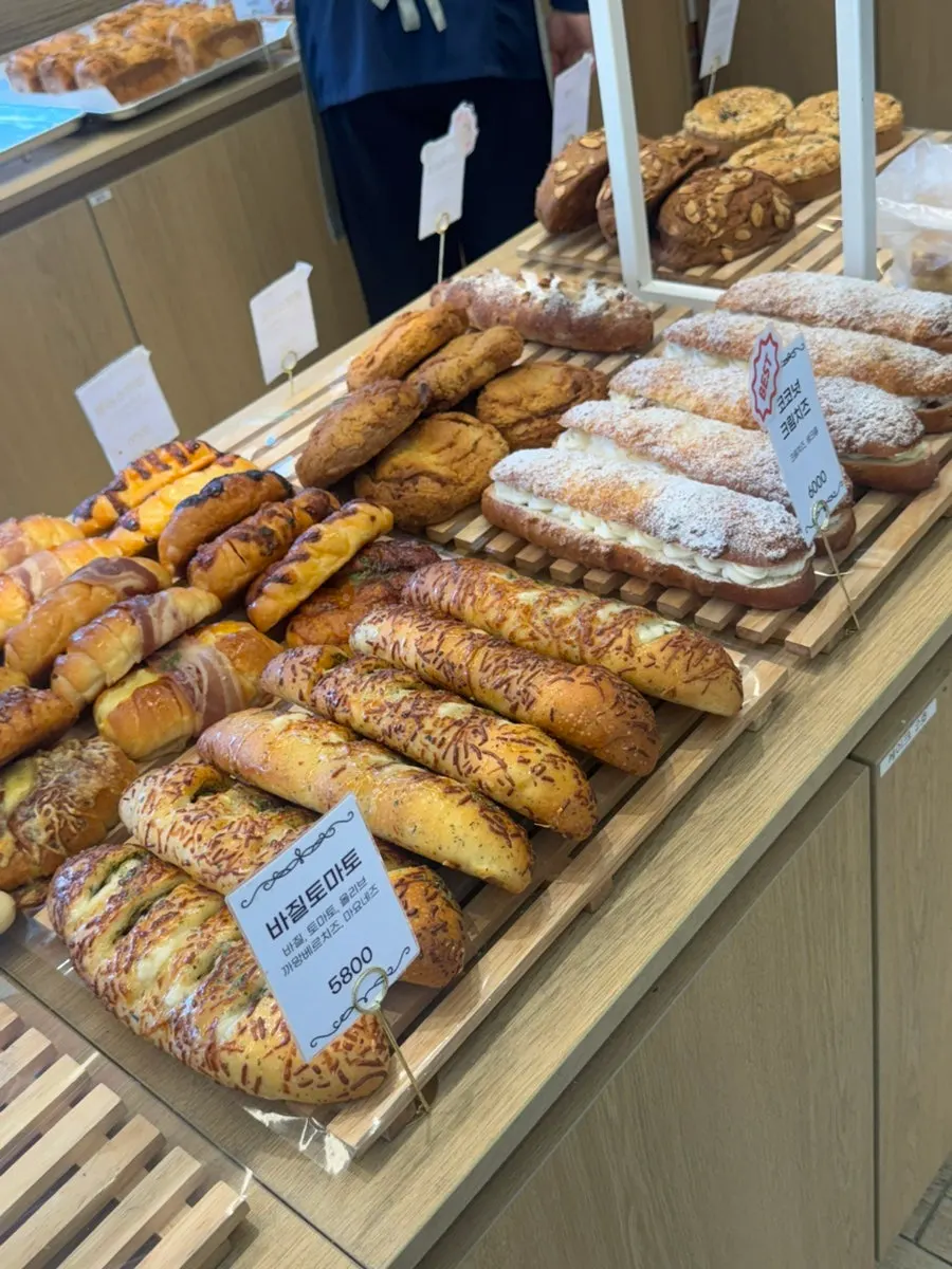 バゲット類が並ぶTomoru Bakeryの陳列棚