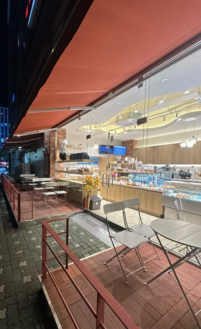 Dog-friendly terrace table