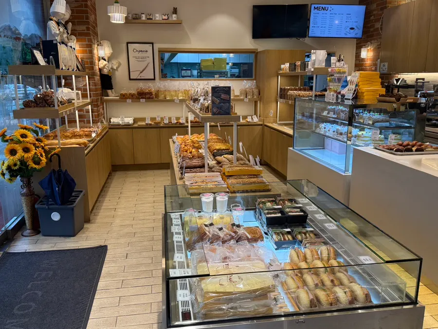 Refrigerated display case with mango sand, fig sand, and other cakes