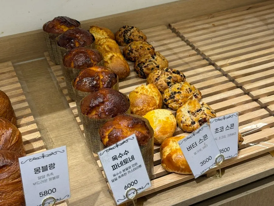 Individually packaged Tomoru Bakery cookies
