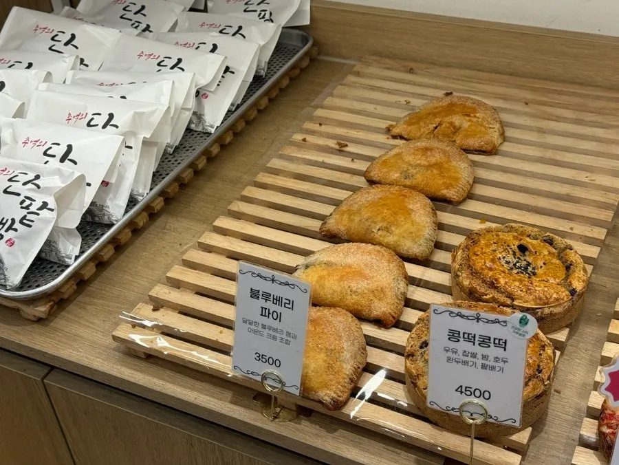Shelf with cookies and gift sets on display