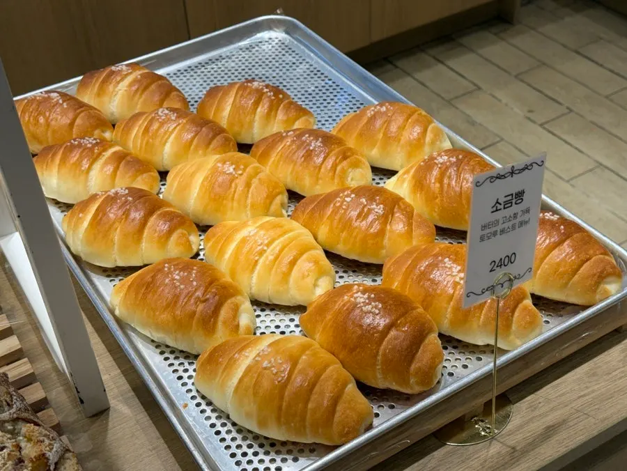 Bread display with price tags shown
