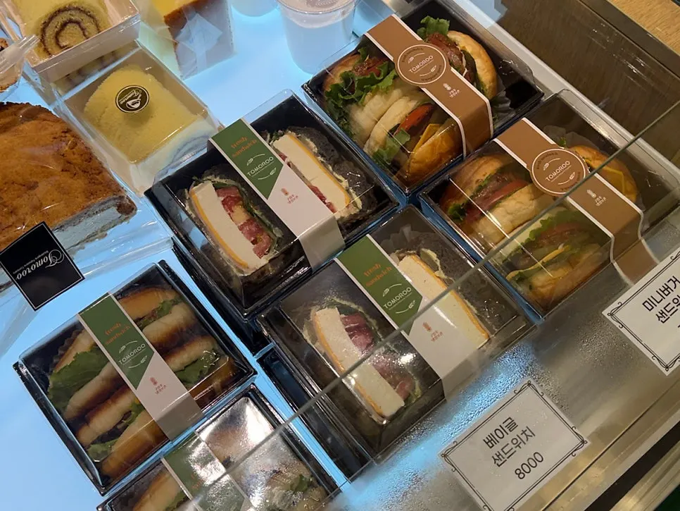 Display tray with cream breads and rolls