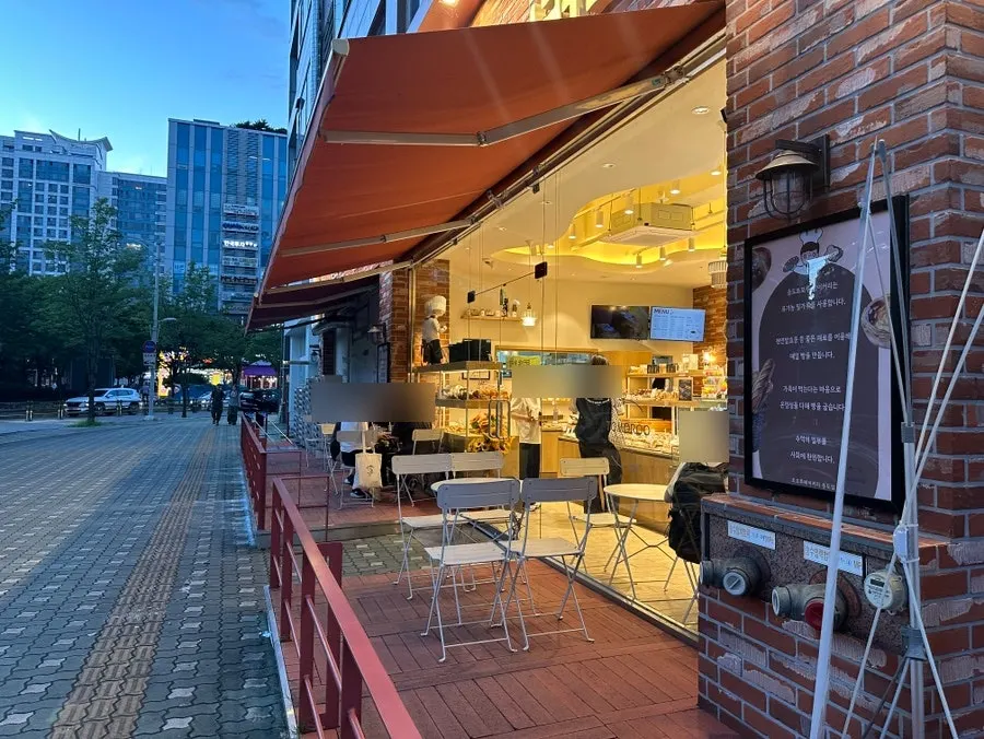 Terrace tables and chairs in front of the shop