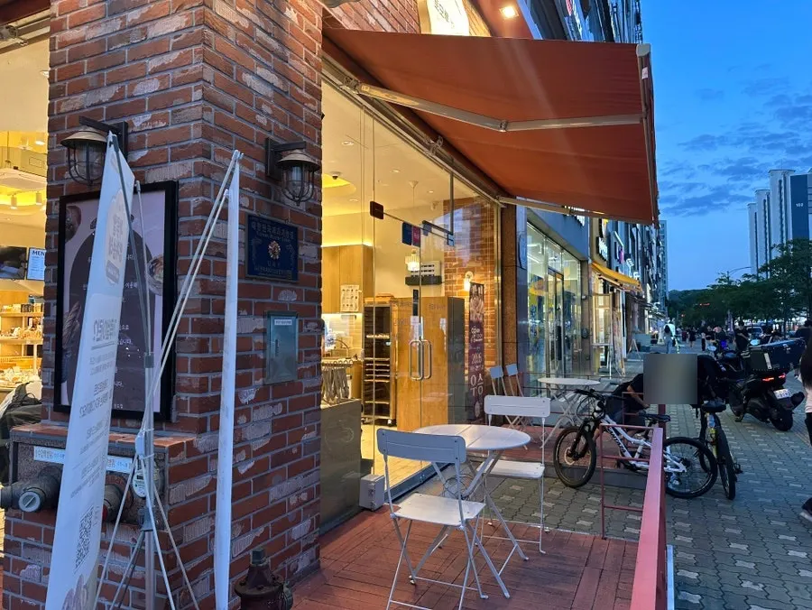 Outdoor seating on the side of the bakery