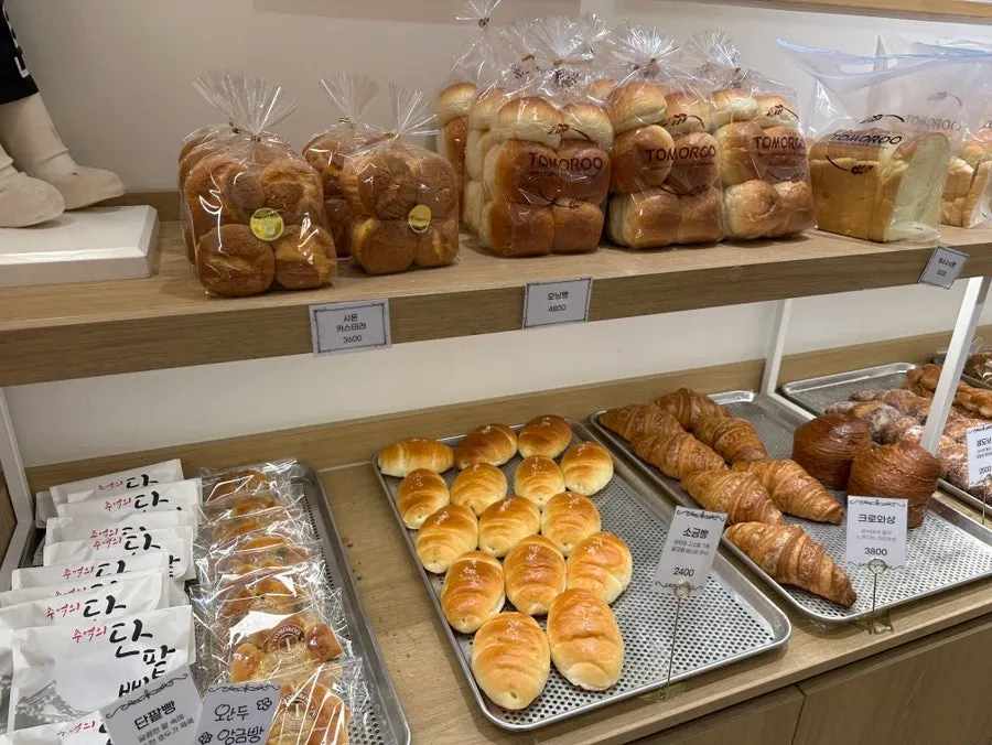 Rusk, cookie and garlic bread corner
