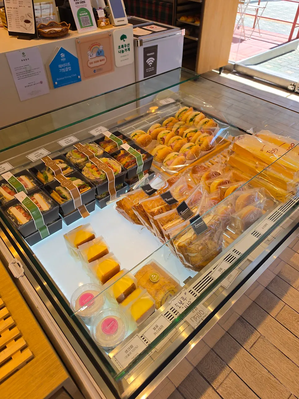 오전에 꽉 채워진 빵 진열대
