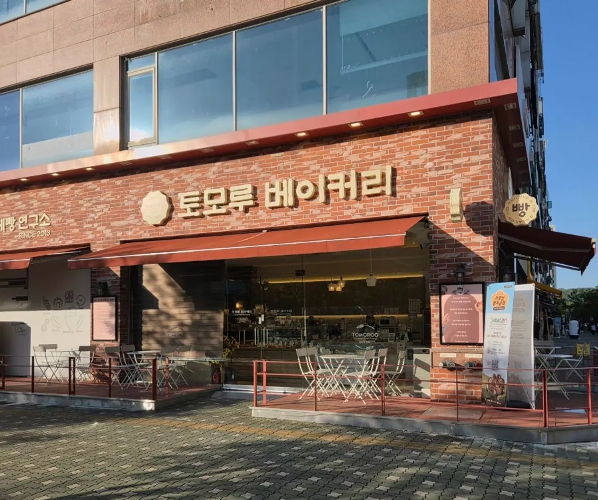 Exterior of Tomoru Bakery near the Coast Guard Headquarters in Songdo