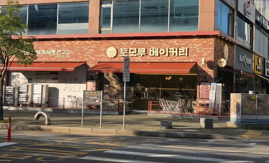 Full view of the bakery building in the food alley