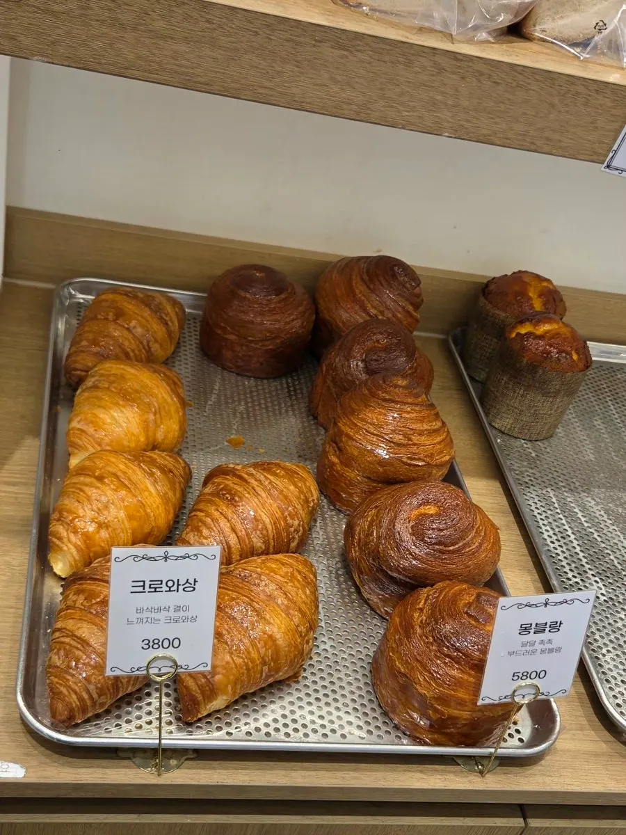 Best-seller corner with myeongran daepa baguette on display
