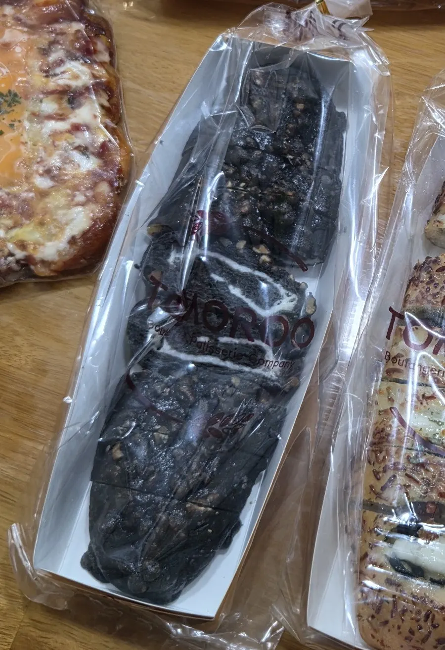 Kkamang-i bread made with squid-ink dough