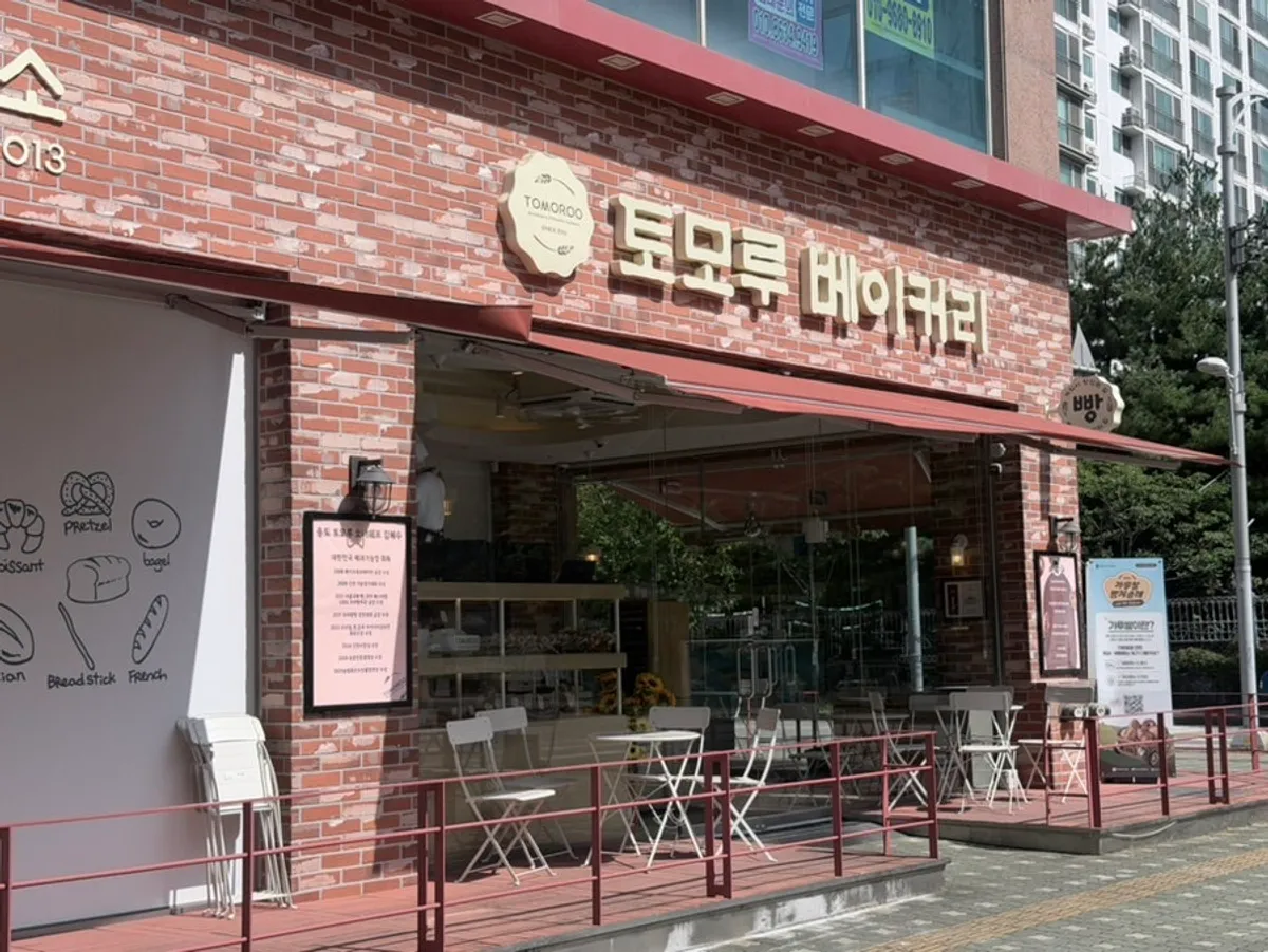 통유리 너머 빵이 보이는 송도토모루베이커리 외관