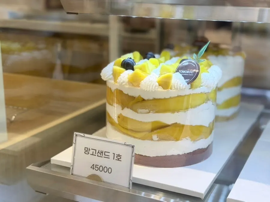 다양한 빵이 가득한 진열대 전경