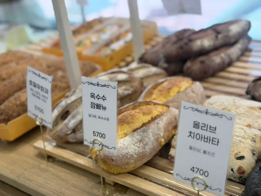 베이글샌드위치가 진열된 냉장 쇼케이스