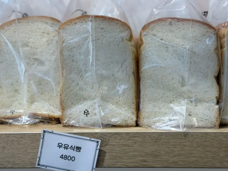 짭조름한 소금빵이 담긴 매대
