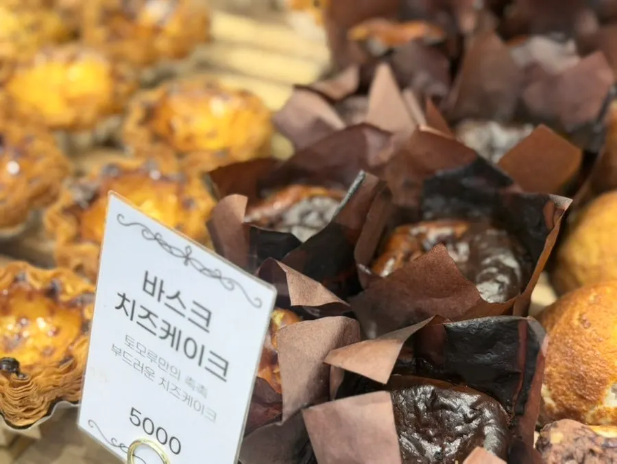 디저트류가 놓인 베이커리 진열대