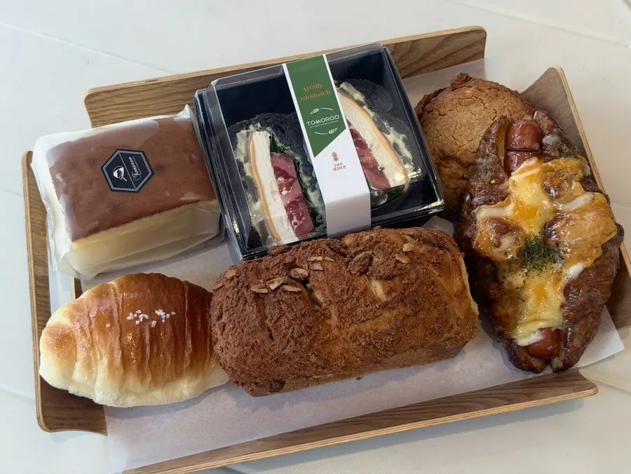 주문한 빵 5종을 담은 트레이