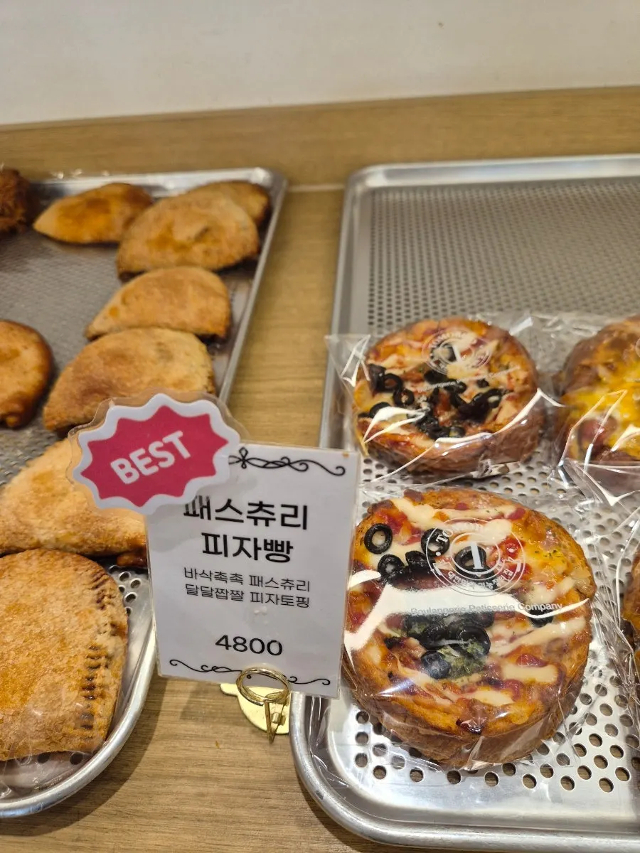 진열대에 놓인 토모루 베이커리 빵