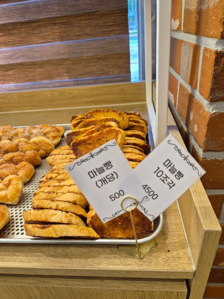 토모루 베이커리 옥수수식빵 진열