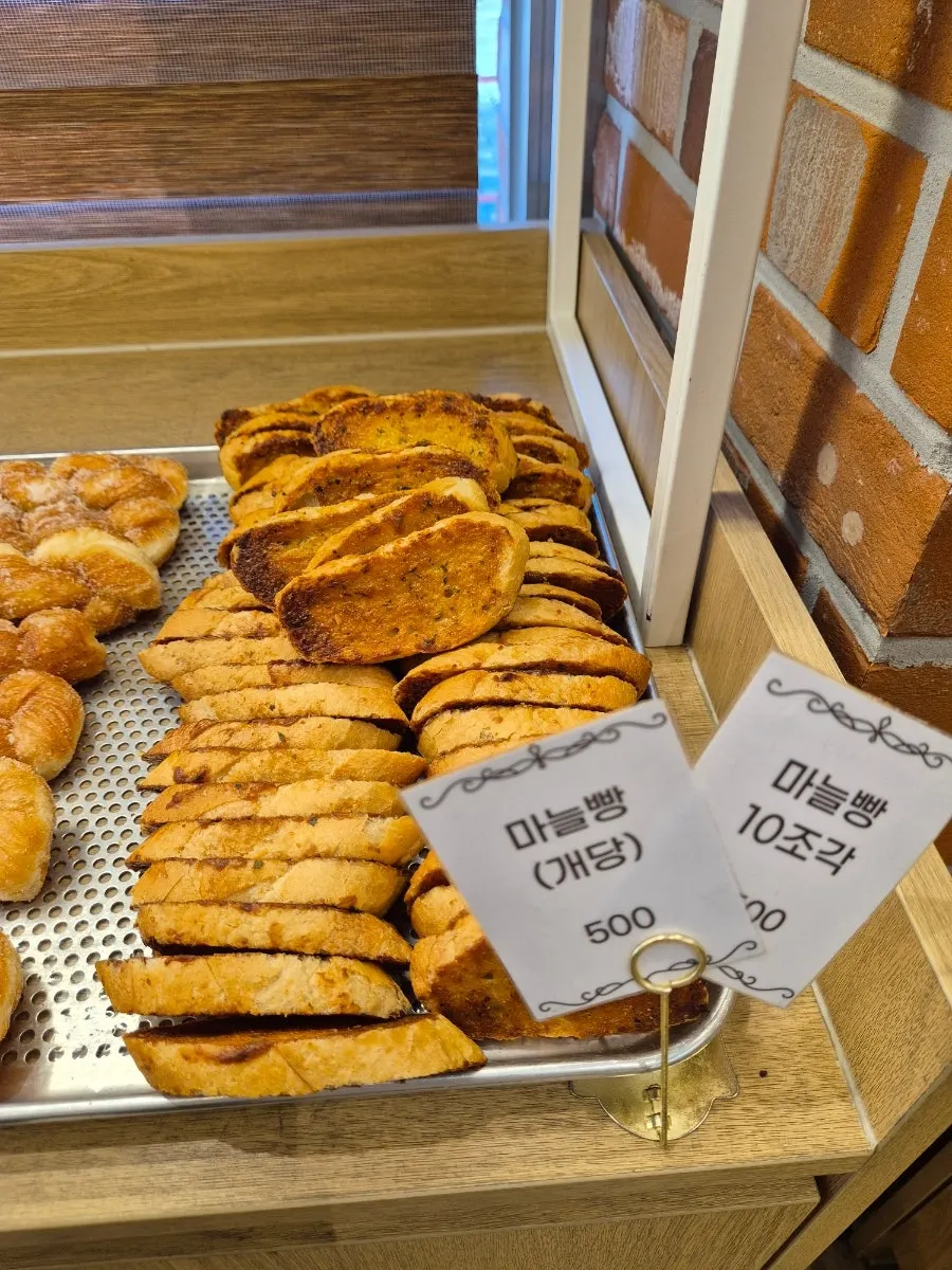 토모루 베이커리 빵 코너 전경