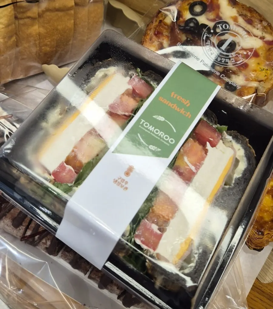 치즈가 두툼한 베이글 샌드위치 단면