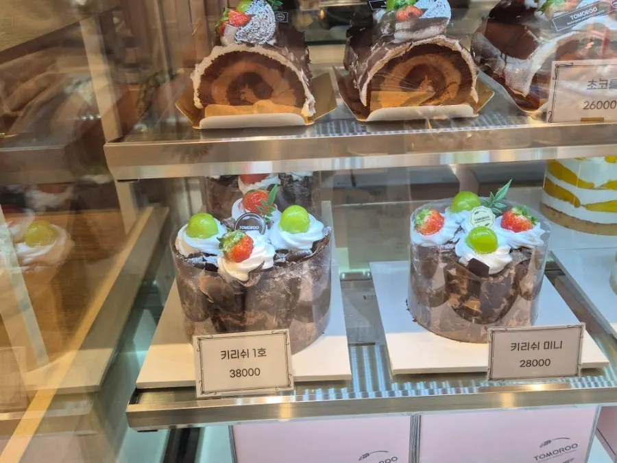 케이크와 디저트 진열 코너