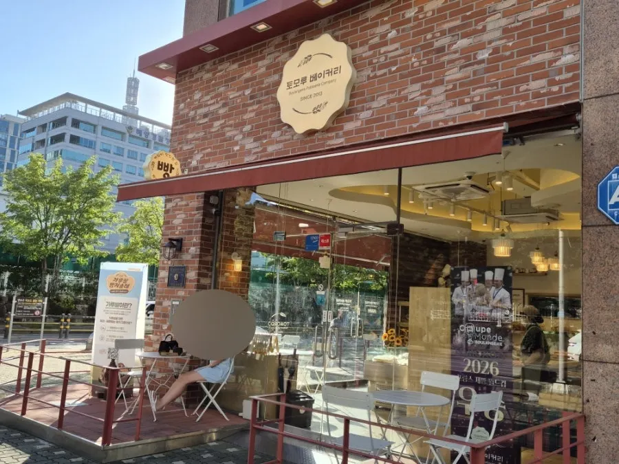 따스한 조명의 매장 좌석