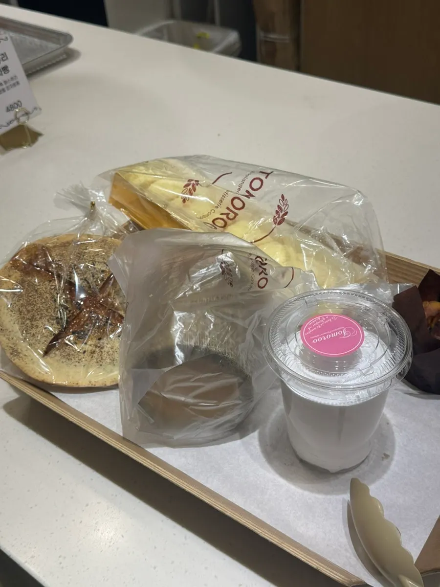 Display corner of Tomoru Bakery for browsing