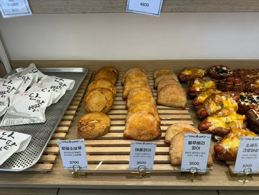 Garlic bread and alligator bread on display