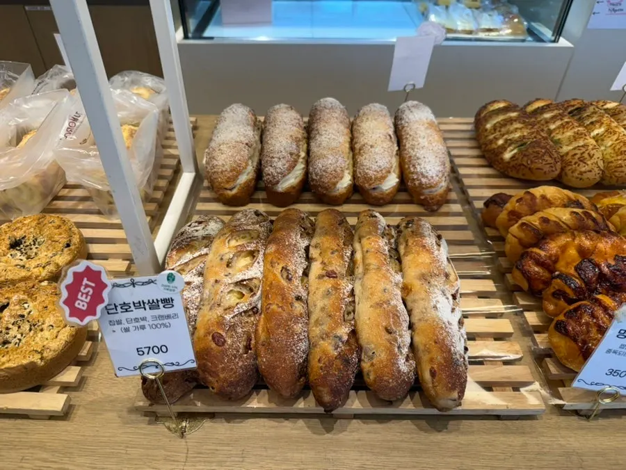 Kongtteok kongtteok rice bread displayed