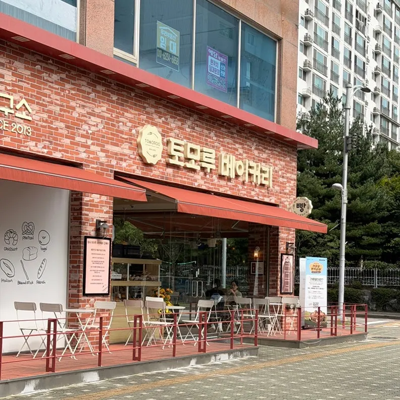 Exterior of Tomoru Bakery Songdo, 1F of Arcadia Building 2