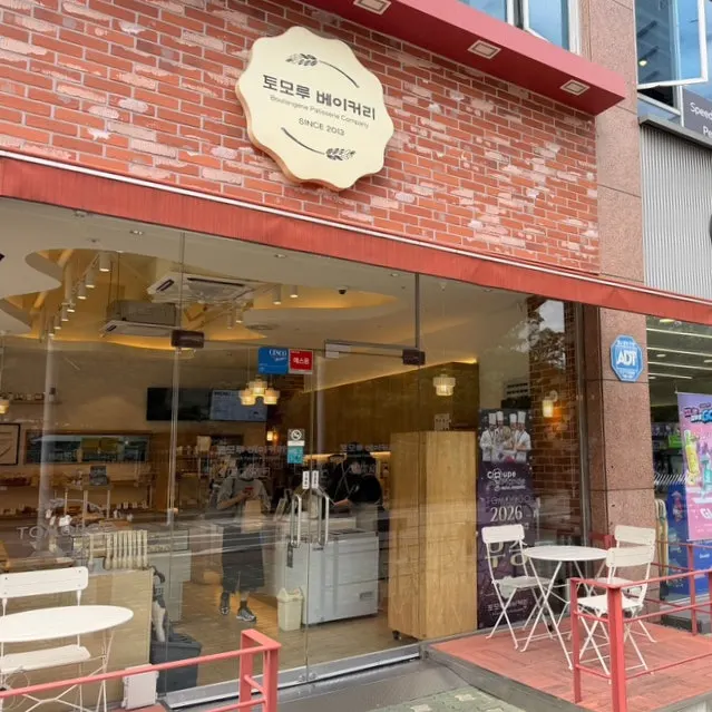 Entrance to Tomoru Bakery next to Olive Young Songdo