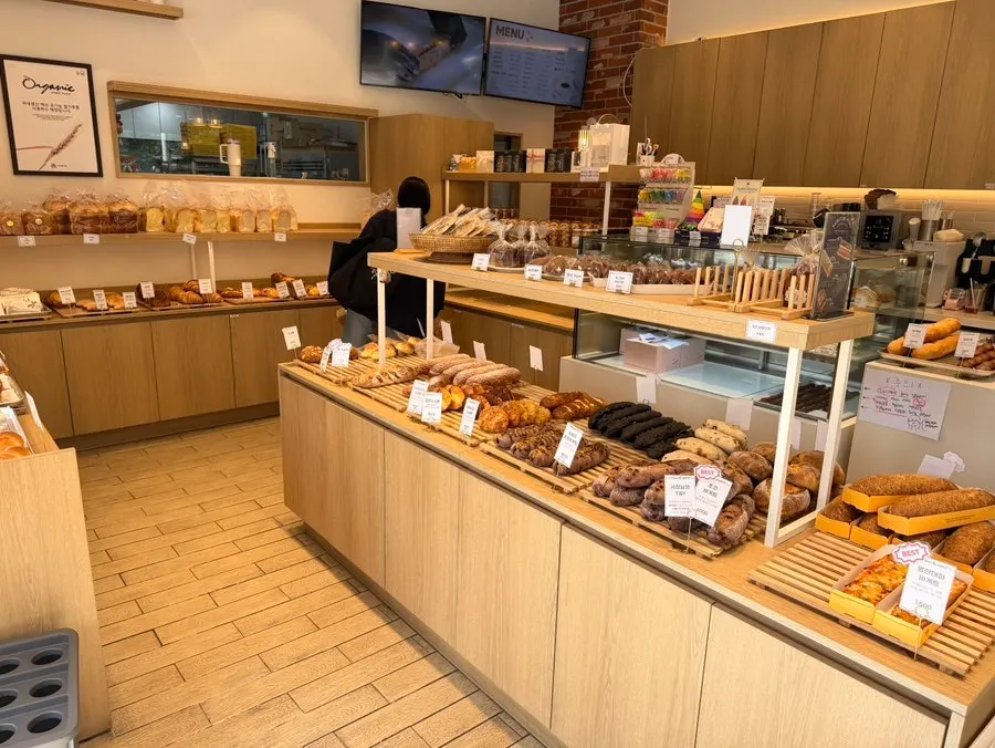 Storefront of Tomoru Bakery Songdo with brick accents