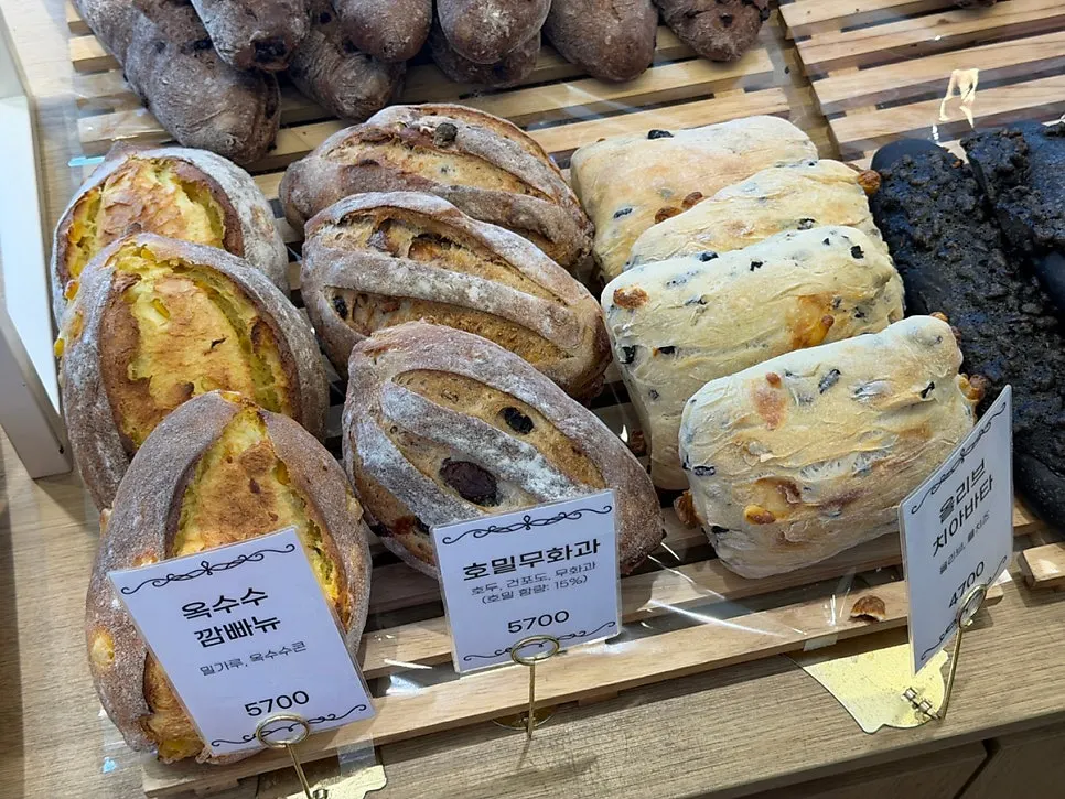 Tray with olive ciabatta and rye fig bread