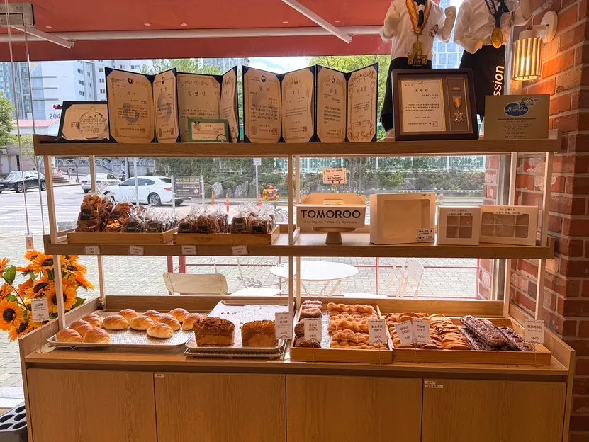 Bread display corner at Tomoru Bakery