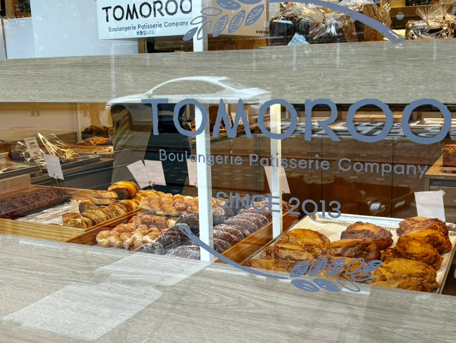 Entrance of Tomoru Bakery on Haedoji-ro in Songdo