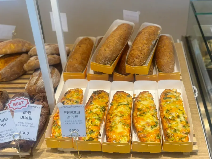 Bread display shelves inside Tomoru Bakery Songdo branch