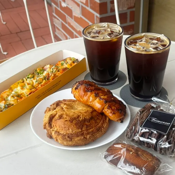 Six ordered breads with an iced americano