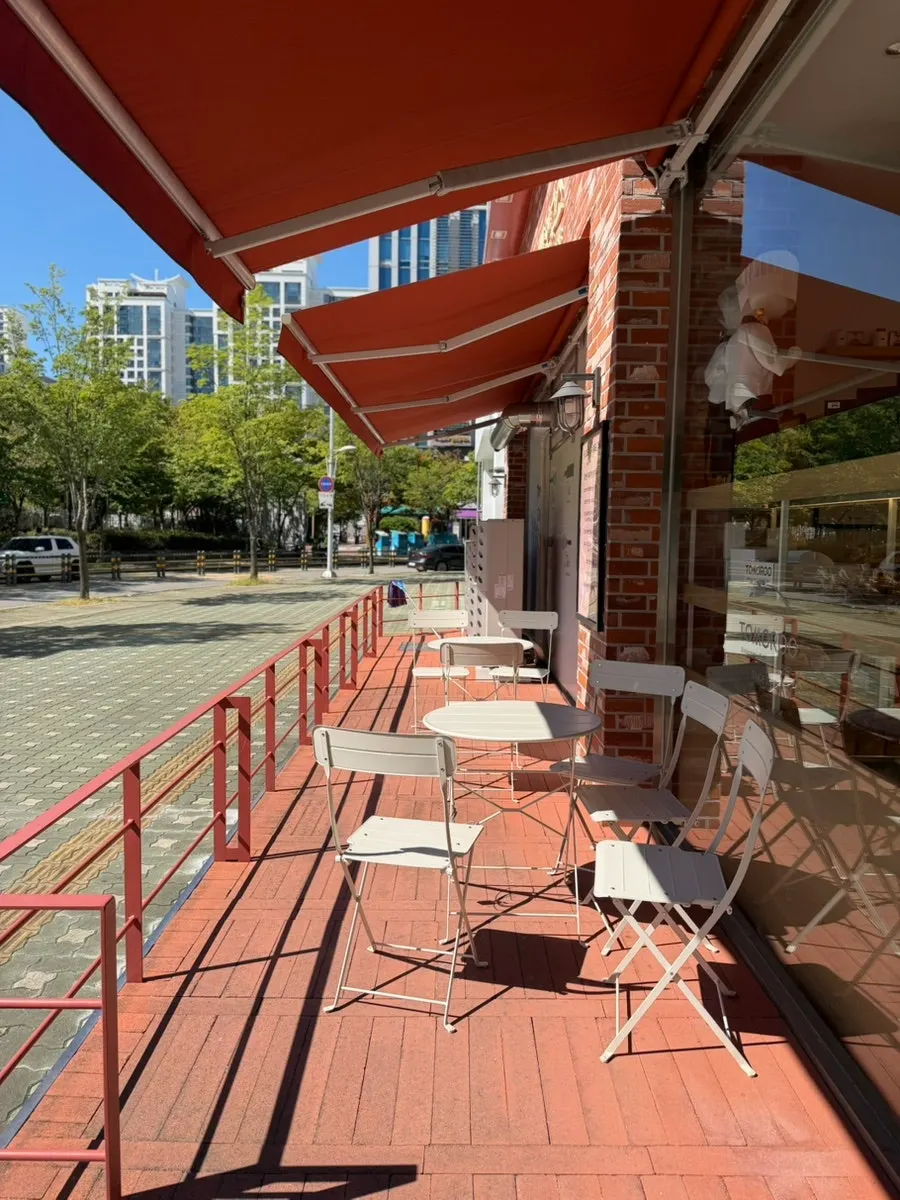 Exterior of Tomoru Bakery with full glass front